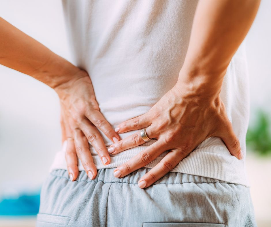 dona tocant zona lumbar de dolor